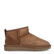 Abotinado de la marca UGG, modelo CLASIC II. Exterior en ante colro camel. Interior en piel acolchada para máxima comodidad. Cuenta con una suela ligera que proporciona una amortiguación, durabilidad y tracción mejoradas. Estos abotinados UGG CLASIC II muestran un diseño versátil que combina bien con casi todo.