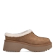 Zuecos de la marca UGG, modelo BRAT. Exterior en ante colro camel y punta redonda. Interior en pelo para máxima comodidad. Suela de goma con plataforma de goma y cuña de 5cm de altura. Estos zuecos UGG BRAT son la tendencia de temporada, combina un estilo moderno y una comodidad única que no te puede faltar.